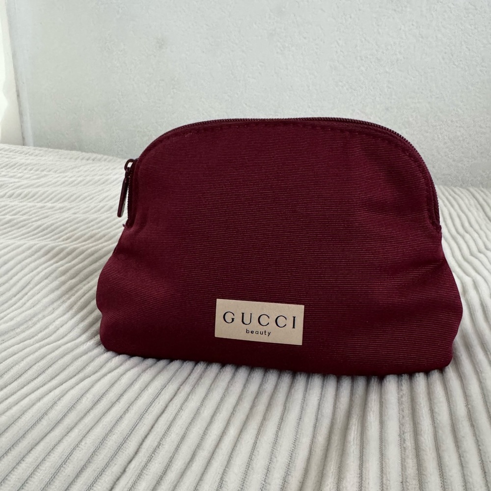 Gucci Beauty Pouch burgundy makeup made of quilted fabric.